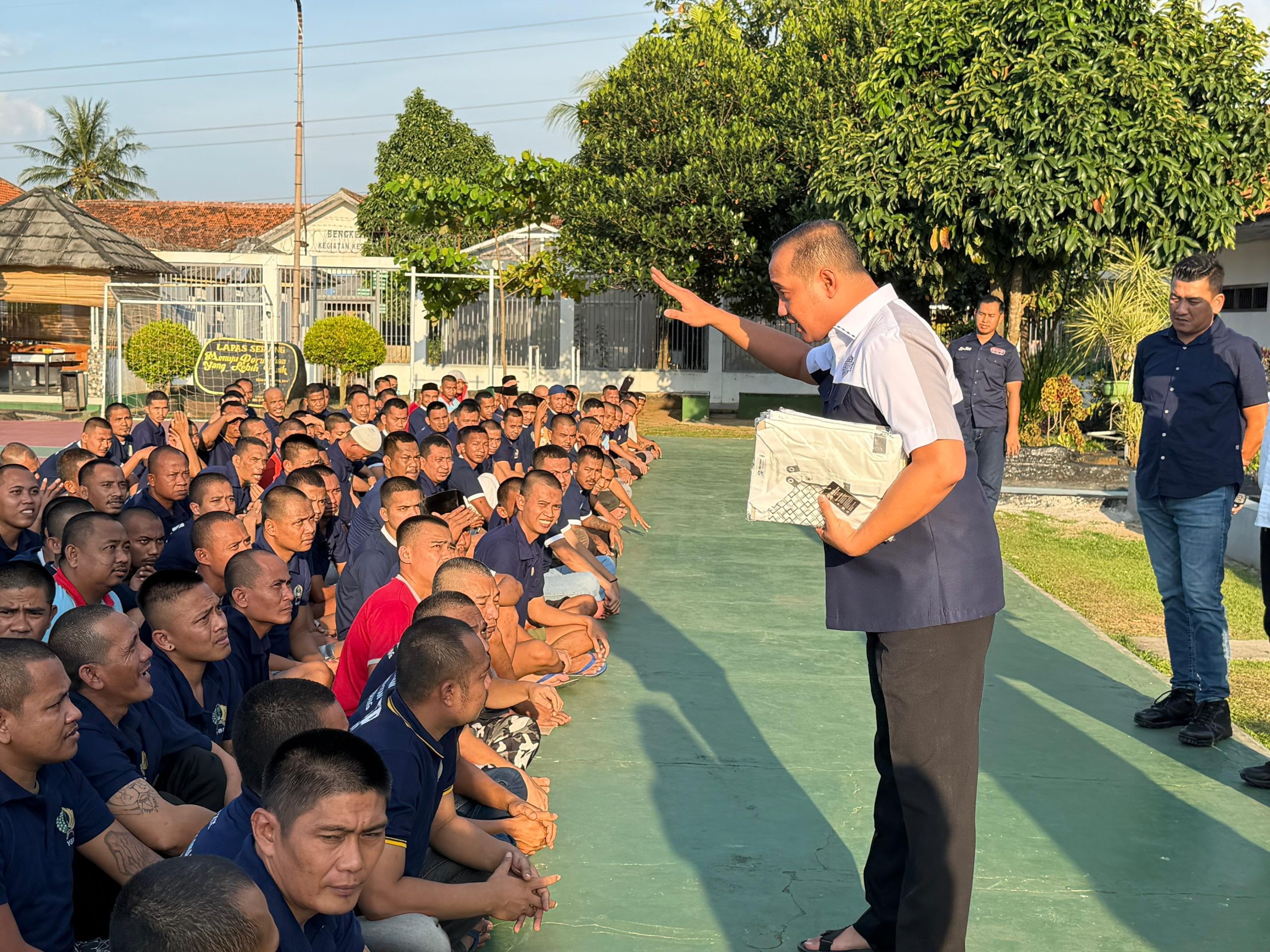 Bentuk Kepedulian, Lapas Serang Bagi-bagi Baju Lebaran ke Warga Binaan
