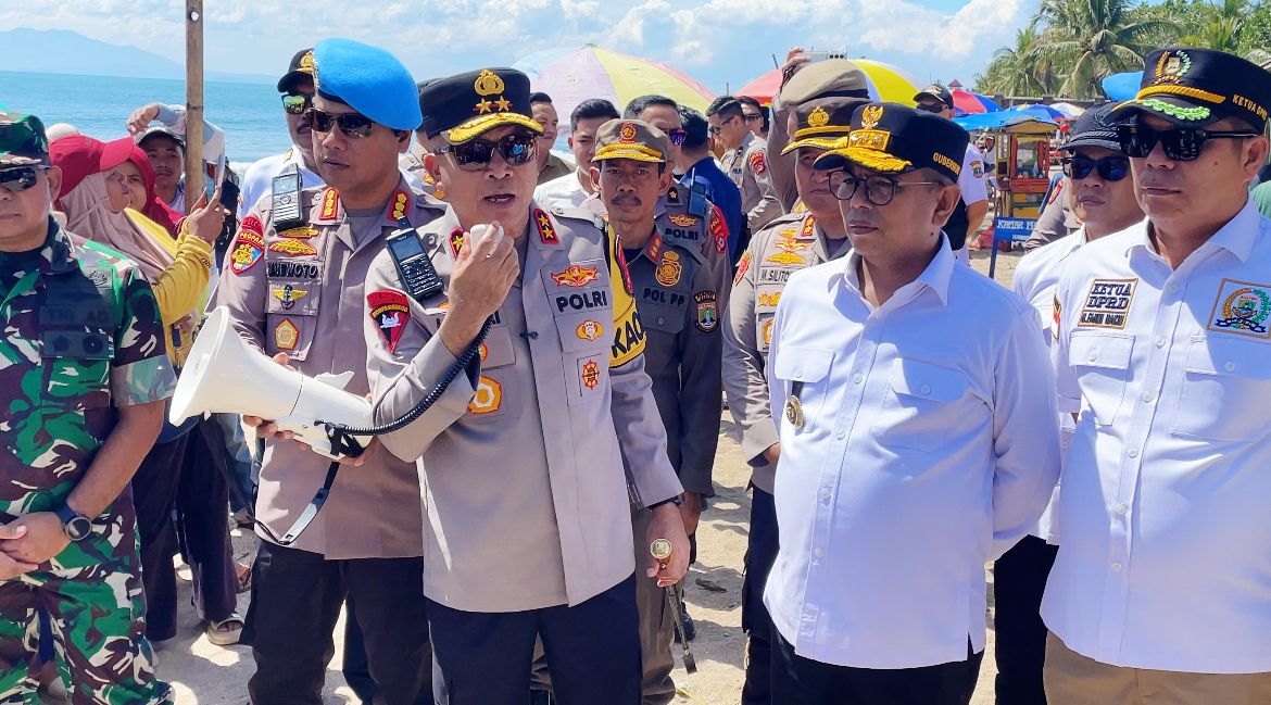 Gubernur Banten Tinjau Pantai Anyer, Ingatkan Wisatawan Jaga Keselamatan