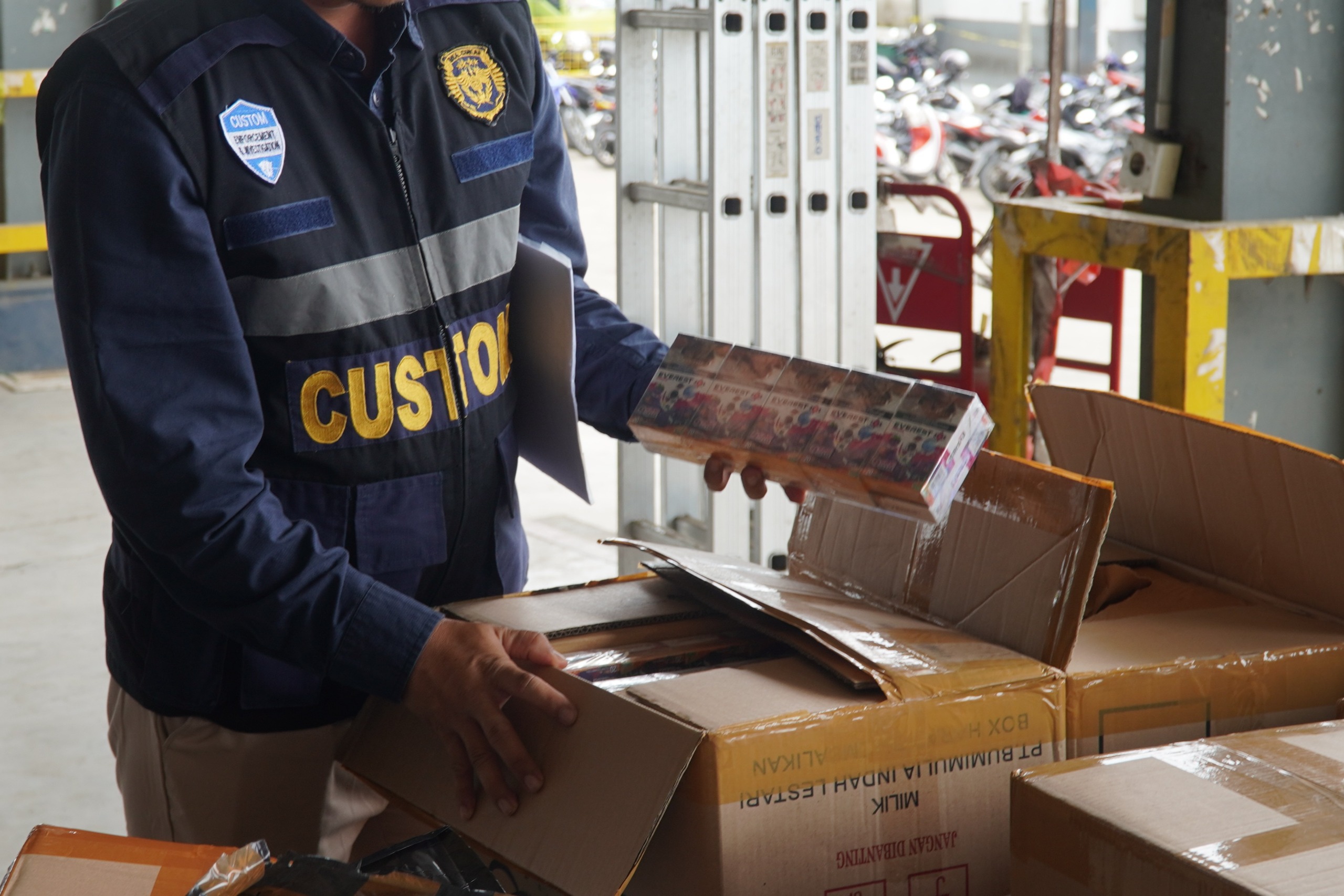 Operasi Gurita Bea Cukai Banten Awasi Pengiriman Rokok Ilegal