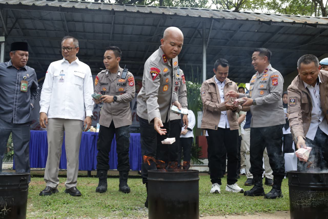 Polda Banten Musnahkan 8.527 Lembar Uang Palsu