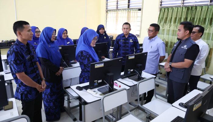 Andra Soni Tinjau SPMB di SMAN 1 Cilegon, Tegaskan Tak Ada Titip-Menitip Siswa