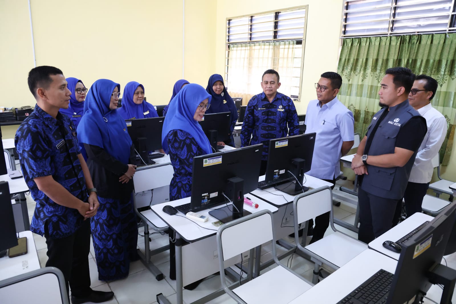 Andra Soni Tinjau SPMB di SMAN 1 Cilegon, Tegaskan Tak Ada Titip-Menitip Siswa