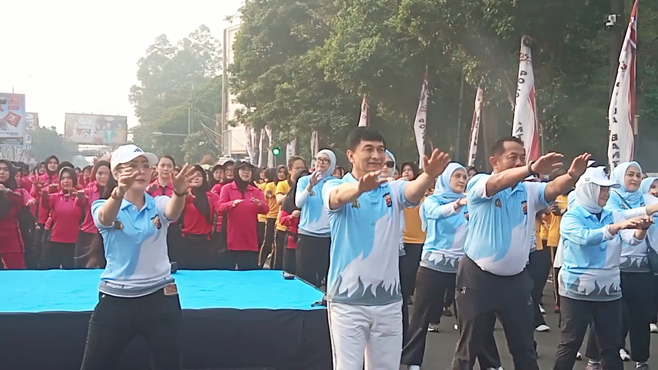 Polda Banten Ajak Ribuan Warga Senam Barsama Peringati HUT Bhayangkara ke-80