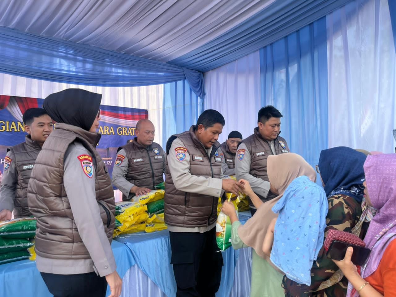 Polda Banten Bagikan 3,5 Ton Beras dan Sembako Gratis di Hari Bhayangkara ke-80