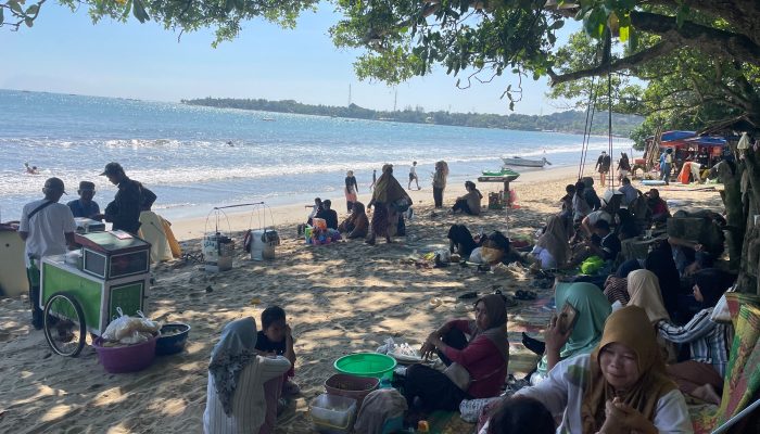 Wisata Anyer-Carita Tetap Ramai Meski Gunung Anak Krakatau Siaga, BPBD: Jangan Panik