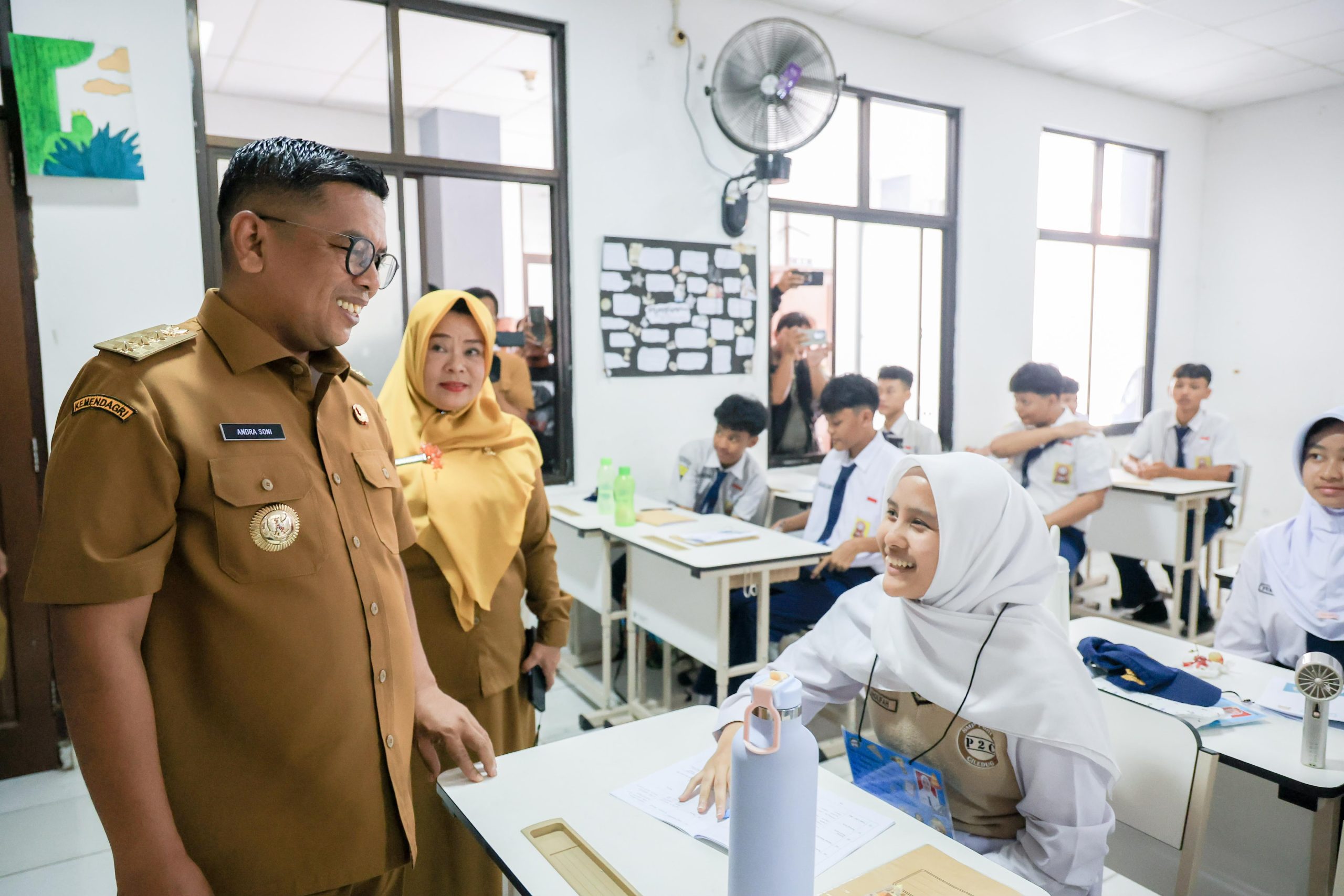 Gubernur Andra Soni, Program Sekolah Gratis untuk Penuhi Kebutuhan Pendidikan Anak Banten