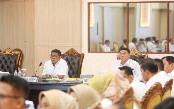 Gelar Rapim, Gubernur Andra Soni Perintahkan OPD Bekerja Lebih Maksimal Gelar Rapim, Gubernur Andra Soni Perintahkan OPD Bekerja Lebih Maksimal