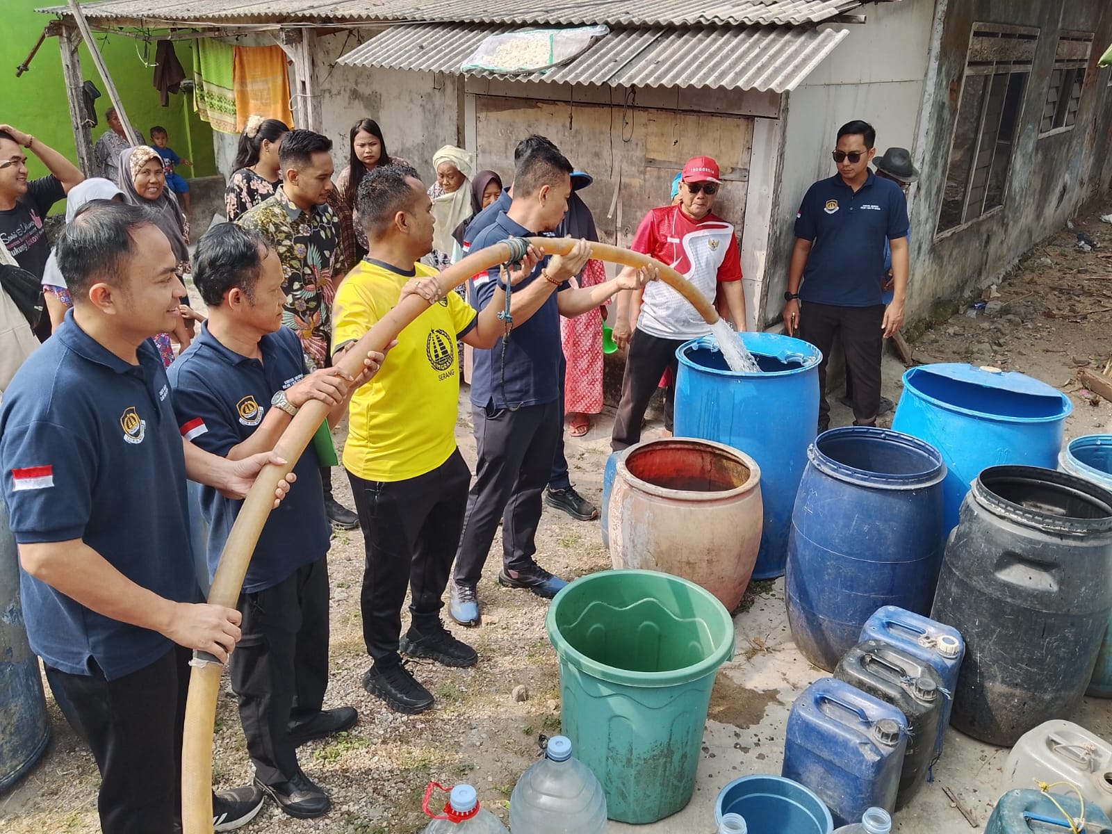 Imigrasi Serang Salurkan 5 Tangki Air Bersih untuk Warga Terdampak Kekeringan