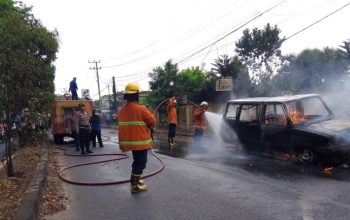 Mobil Toyota Kijang Super Terbakar di Jalan Jenderal Sudirman Metro, Diduga Akibat Korsleting Mobil Toyota Kijang Super Terbakar di Jalan Jenderal Sudirman Metro, Diduga Akibat Korsleting
