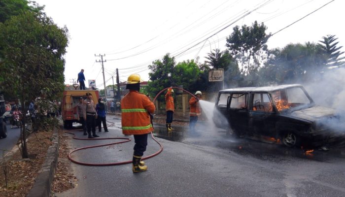Mobil Toyota Kijang Super Terbakar di Jalan Jenderal Sudirman Metro, Diduga Akibat Korsleting