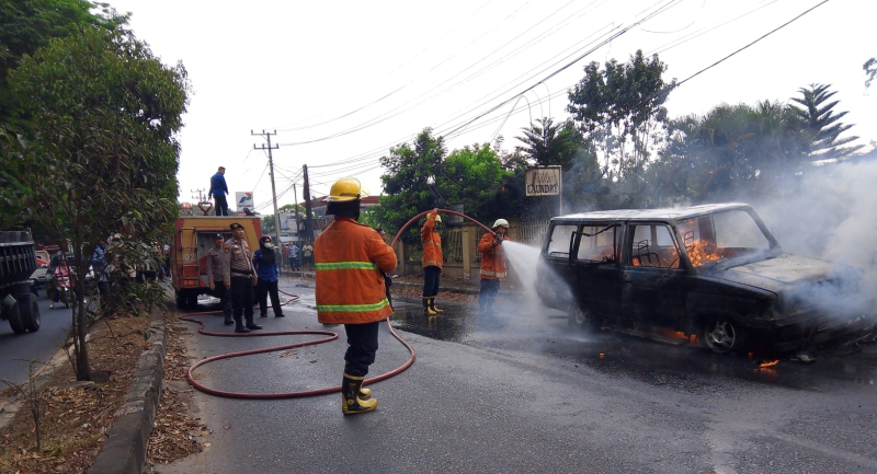 Mobil Toyota Kijang Super Terbakar di Jalan Jenderal Sudirman Metro, Diduga Akibat Korsleting