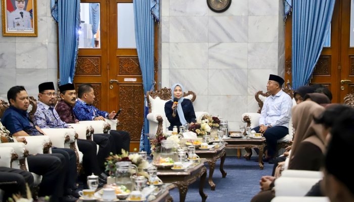 Bupati Serang Ratu Zakiyah Lepas 20 Peserta Pendidikan Kaligrafi ke Lemka Sukabumi