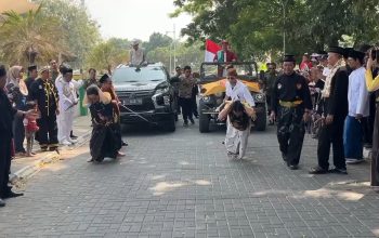 Atraksi Tarik Mobil Pakai Gigi dan Rambut Meriahkan HUT ke-81 RI di Banten Lama