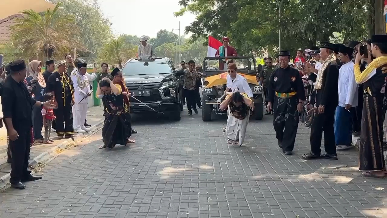 Atraksi Tarik Mobil Pakai Gigi dan Rambut Meriahkan HUT ke-81 RI di Banten Lama