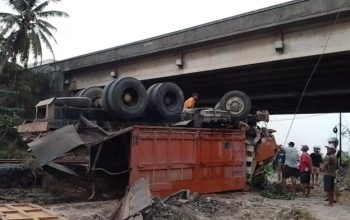 Truk B 9190 CYU Terjun dari Flyover Tol Serang, 2 Orang Luka