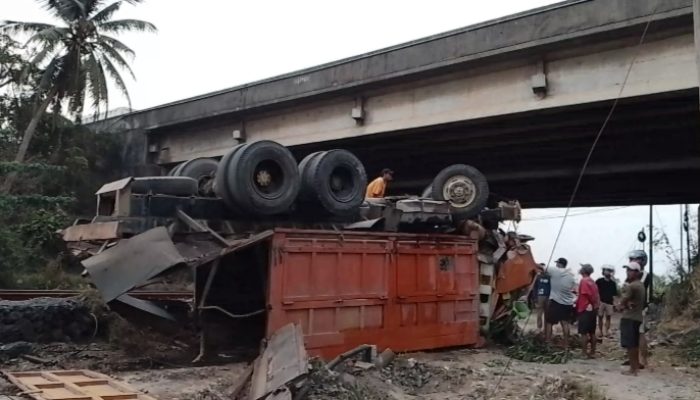Truk B 9190 CYU Terjun dari Flyover Tol Serang, 2 Orang Luka