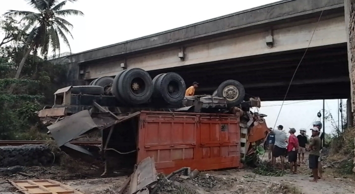 Truk B 9190 CYU Terjun dari Flyover Tol Serang, 2 Orang Luka