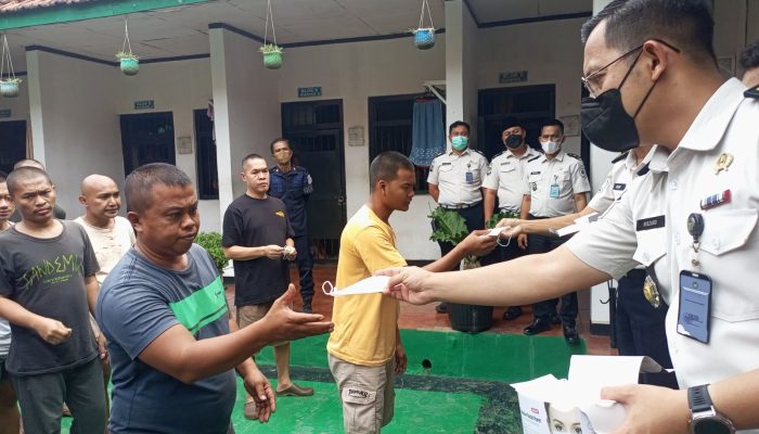 Lapas Serang Bagikan Masker ke Warga Binaan Imbas Erupsi Gunung Anak Krakatau