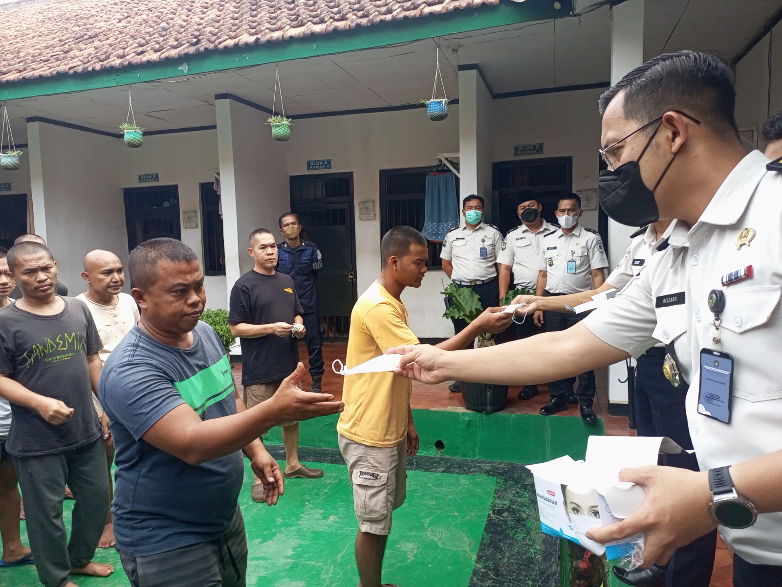 Lapas Serang Bagikan Masker ke Warga Binaan Imbas Erupsi Gunung Anak Krakatau