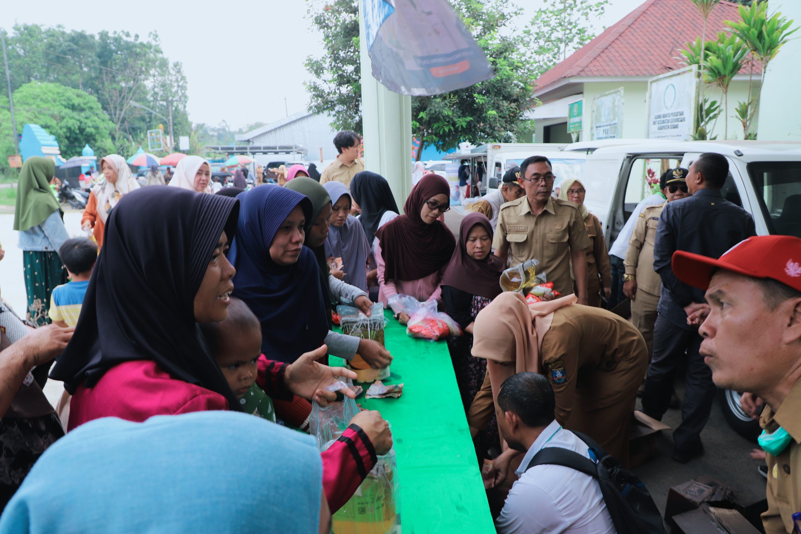 Operasi Pasar DiKabupaten Serang Diserbu Emak-Emak