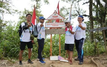 26 ASN Pemkab Serang Kibarkan Bendera HUT ke-500 di Puncak Gunung Prakasak 26 ASN Pemkab Serang Kibarkan Bendera HUT ke-500 di Puncak Gunung Prakasak