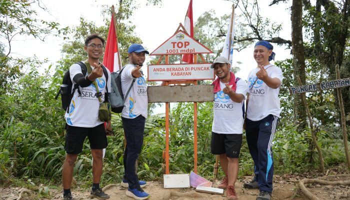 26 ASN Pemkab Serang Kibarkan Bendera HUT ke-500 di Puncak Gunung Prakasak