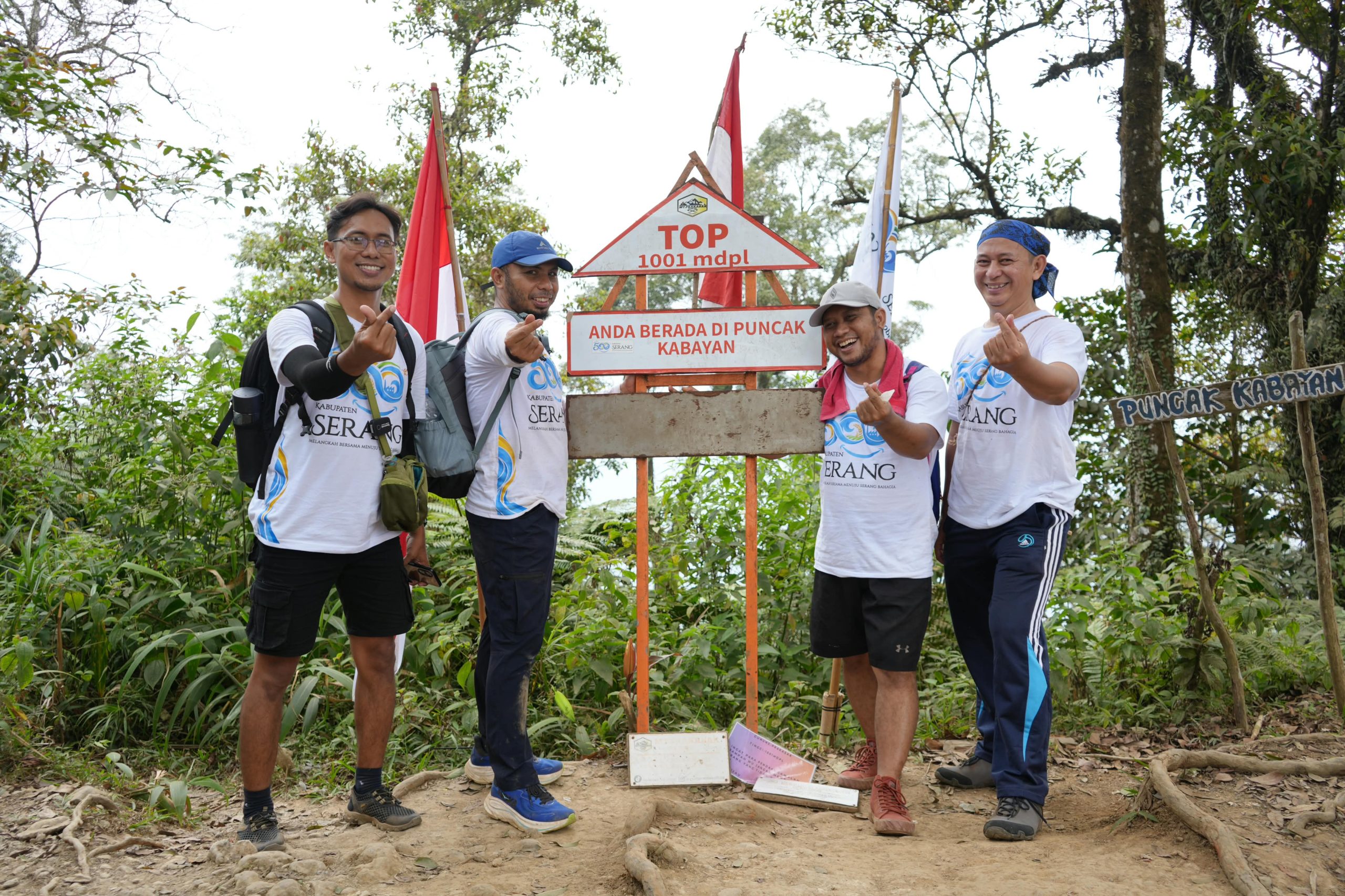 26 ASN Pemkab Serang Kibarkan Bendera HUT ke-500 di Puncak Gunung Prakasak