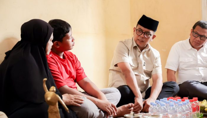 Gubernur Banten Sambangi Keluarga Jurnalis Merdeka dan iNews yang Hilang Kontak di Selat Sunda