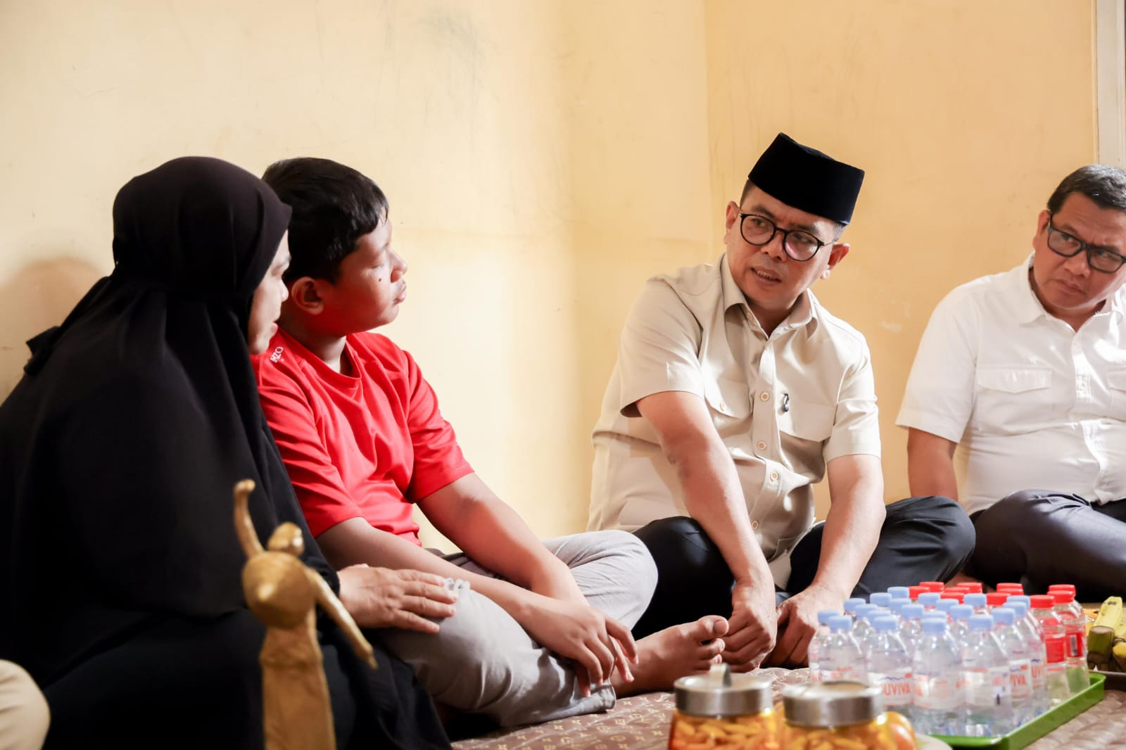 Gubernur Banten Sambangi Keluarga Jurnalis Merdeka dan iNews yang Hilang Kontak di Selat Sunda