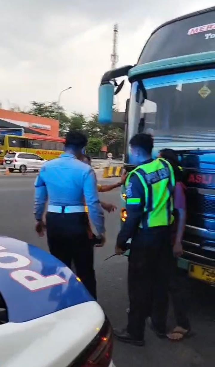 Dua Kernet Bus Ditangkap Usai Tusuk Calon Penumpang di Serang