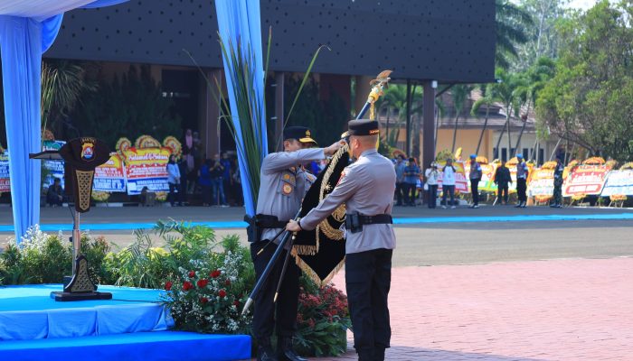 Irjen Pol Hendra Kurniawan Resmi Jadi Kapolda Banten, Terima Pataka dari Irjen Pol Hengki