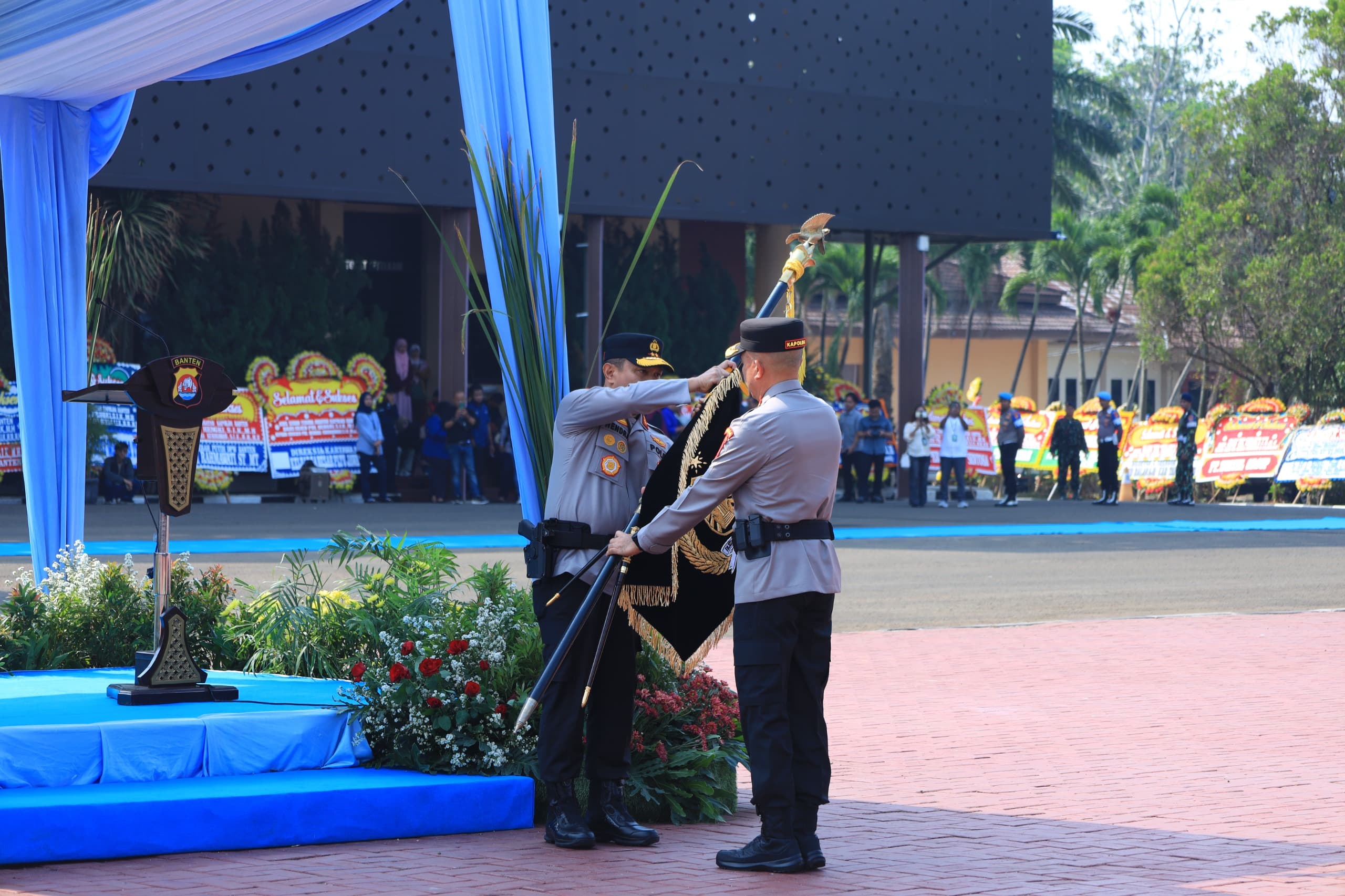 Irjen Pol Hendra Kurniawan Resmi Jadi Kapolda Banten, Terima Pataka dari Irjen Pol Hengki