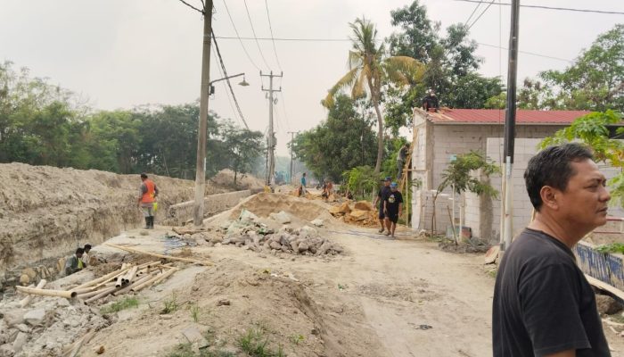 Warga BAP 1 Unyur Keluhkan Proyek Drainase, Soroti Keselamatan dan Kerusakan Conblock