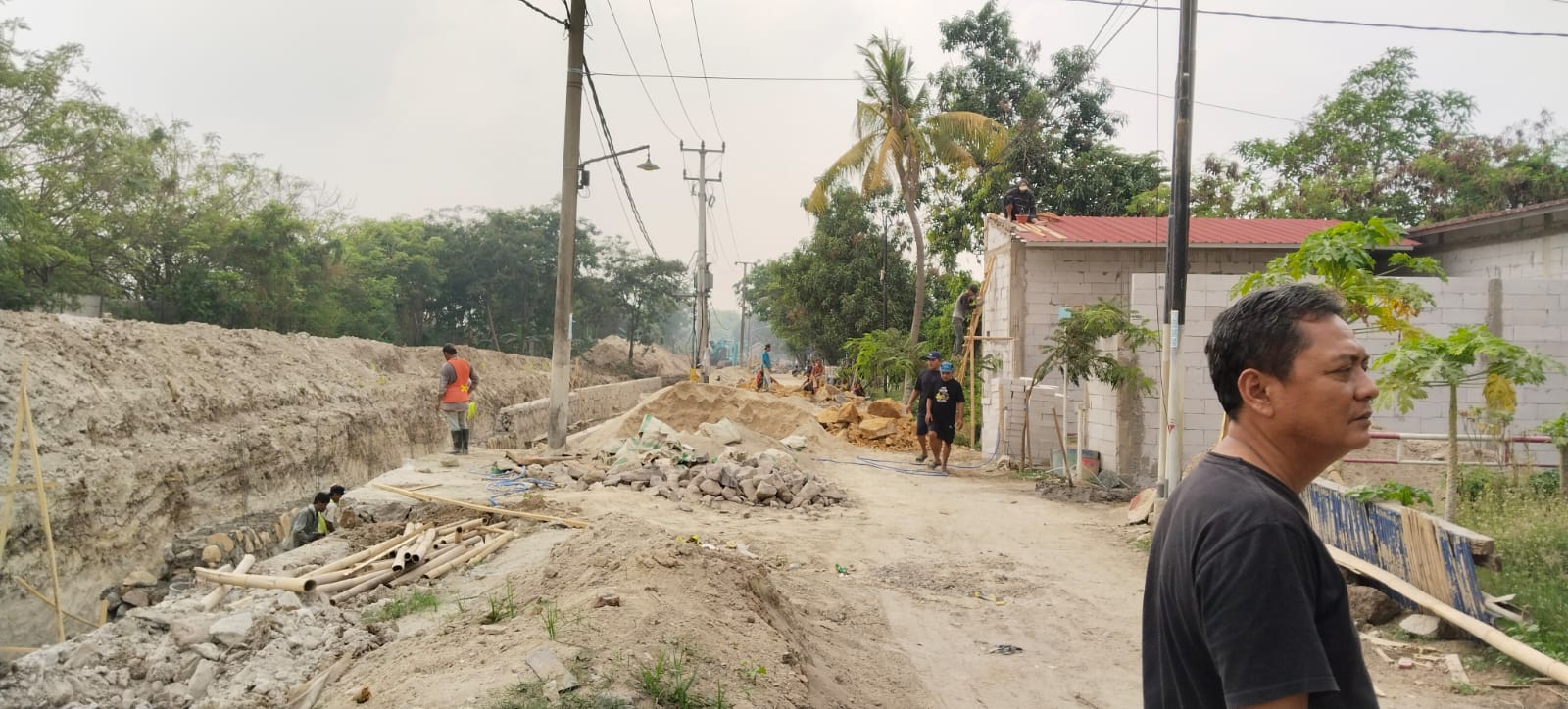 Warga BAP 1 Unyur Keluhkan Proyek Drainase, Soroti Keselamatan dan Kerusakan Conblock