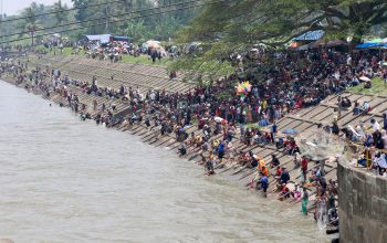 Bupati Serang Buka Bedolan Pamarayan, Warga Antusias Tangkap Ikan Massal