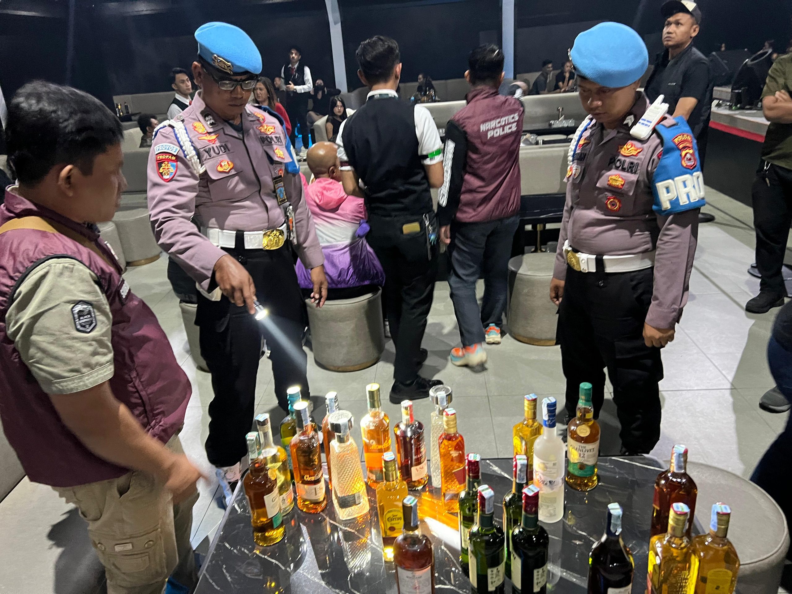 Polda Banten Periksa 70 Pengunjung THM dan Sita 914 Botol Miras
