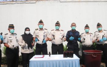 Lapas Serang Musnahkan Spray Bubuk Merica Kedaluwarsa