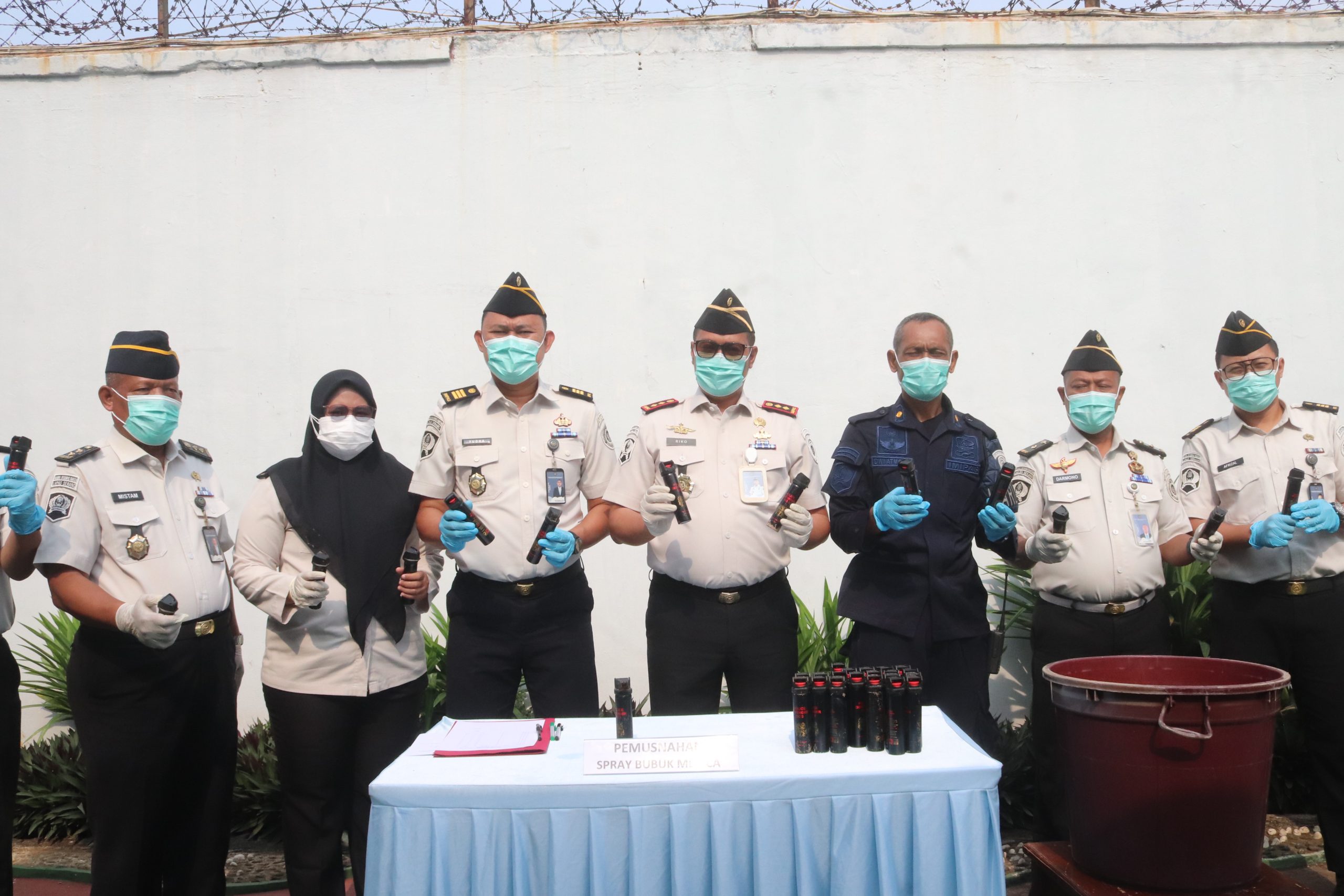 Lapas Serang Musnahkan Spray Bubuk Merica Kedaluwarsa