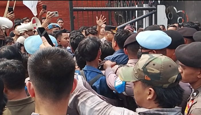 Aliansi Forba Demo Saat Paripurna HUT ke-26 Banten, Sempat Saling Dorong dengan Polisi