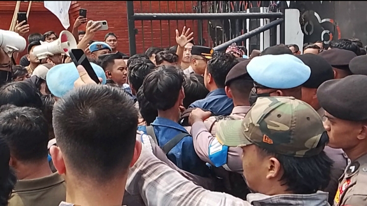 Aliansi Forba Demo Saat Paripurna HUT ke-26 Banten, Sempat Saling Dorong dengan Polisi