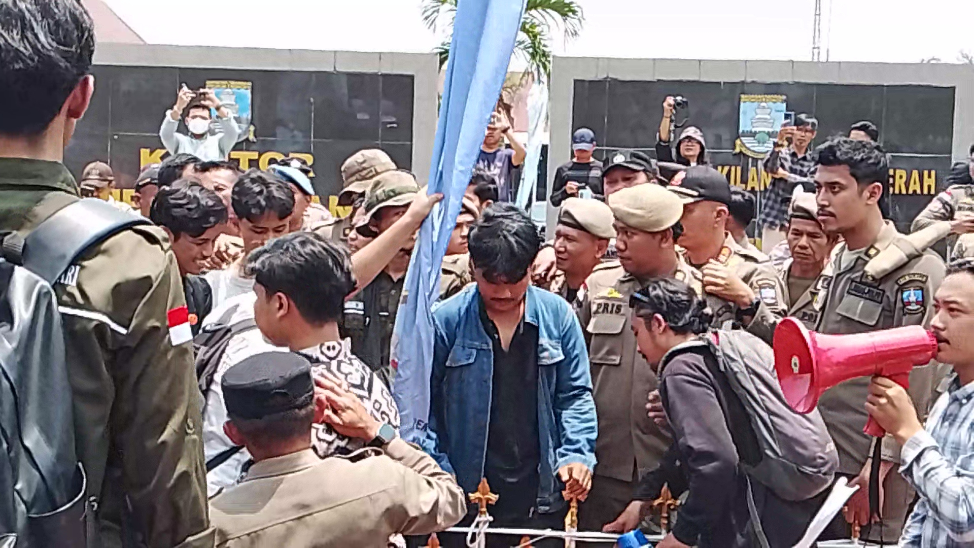 HUT ke-500 Kabupaten Serang Diwarnai Kericuhan, Mahasiswa Desak Temui Bupati