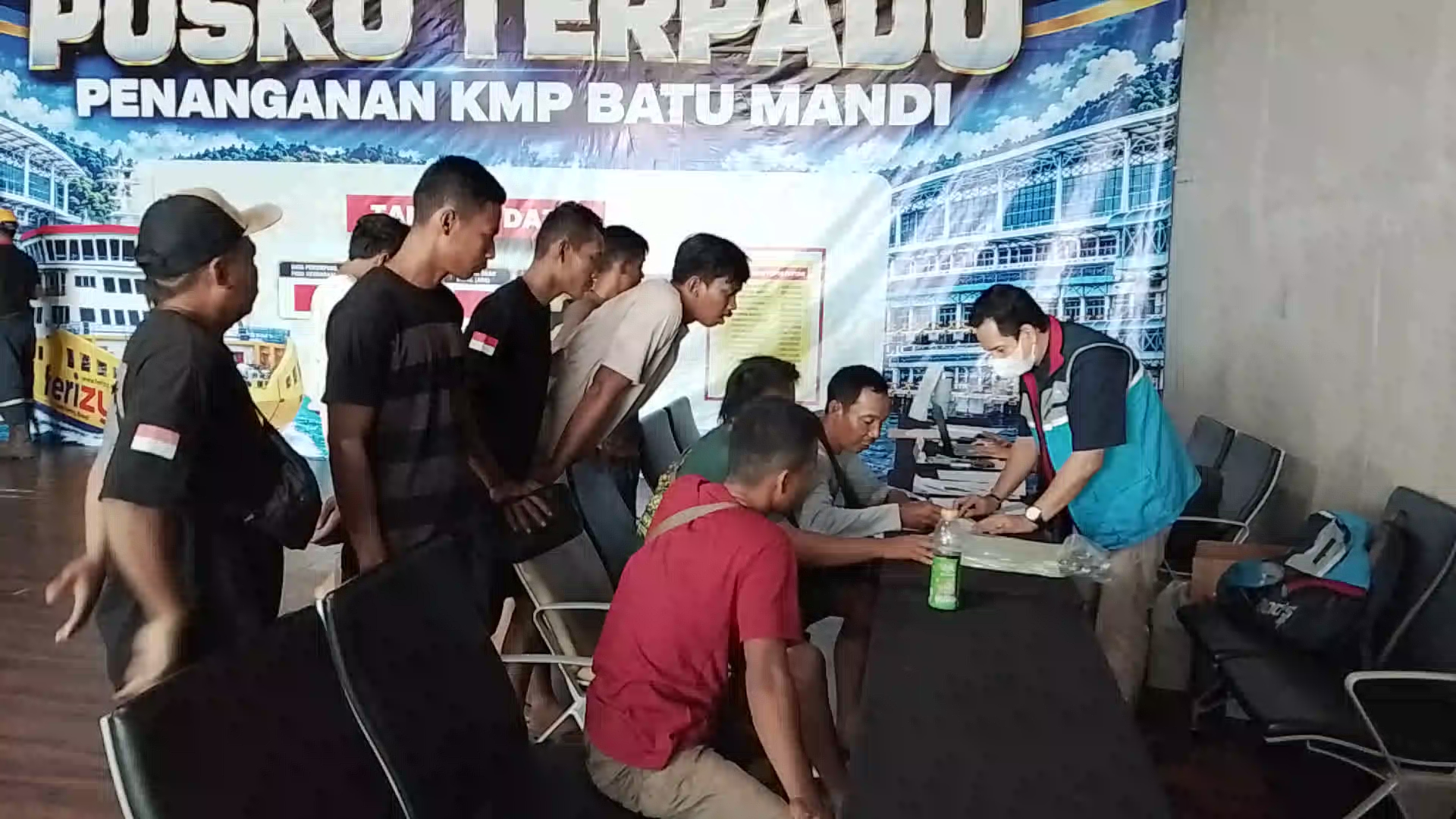 Korban Kebakaran KMP Batu Mandi Urus Klaim Asuransi di Posko Merak